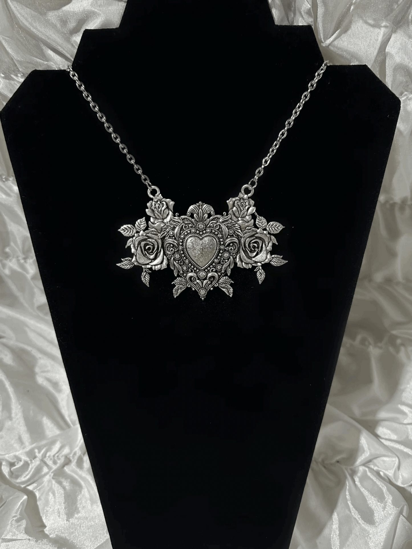 QUEEN OF HEARTS - Mother of Hades Cast Necklace