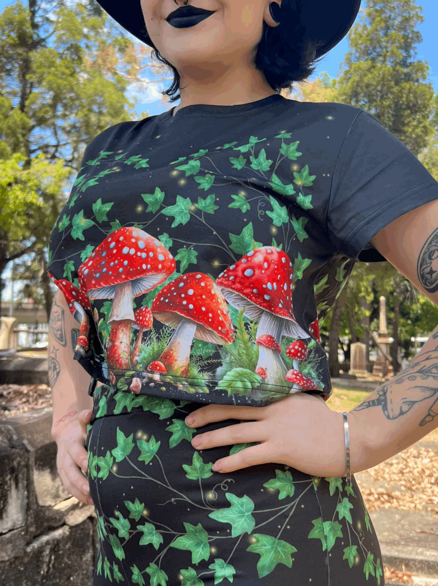 DON'T EAT IT - toadstool and poison ivy Cropped T-shirt
