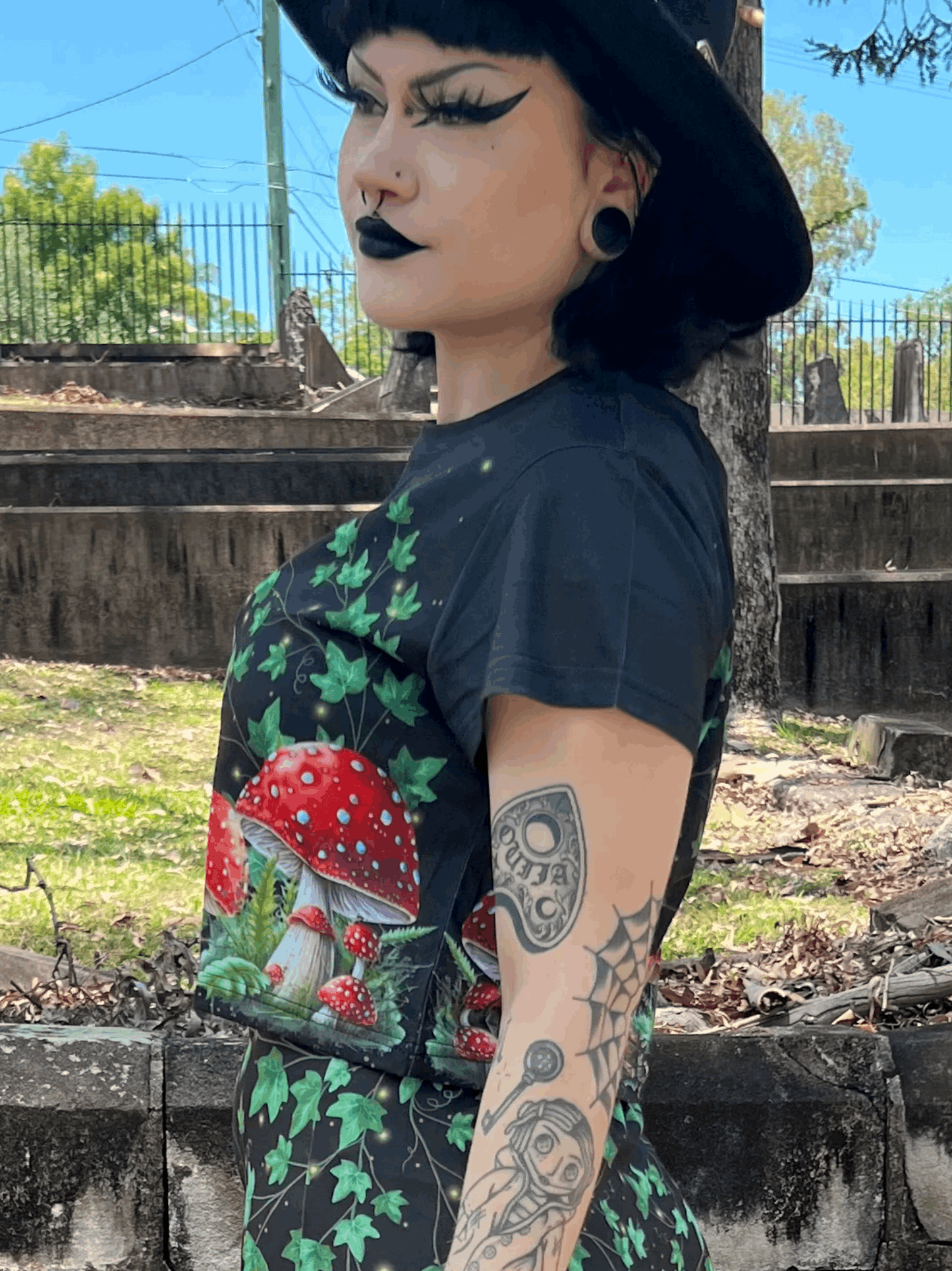 DON'T EAT IT - toadstool and poison ivy Cropped T-shirt