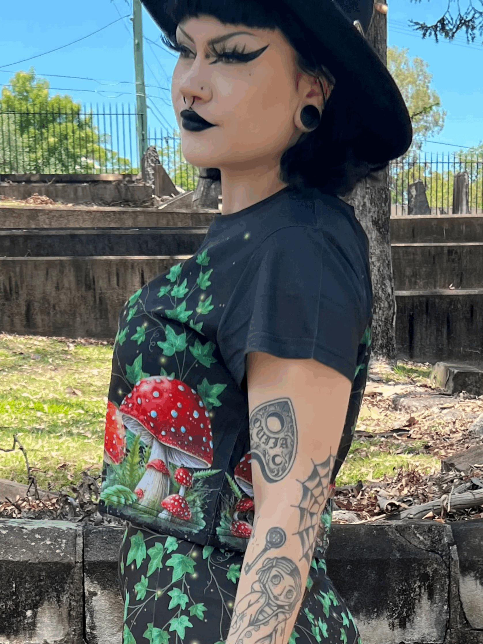 DON'T EAT IT - toadstool and poison ivy Cropped T-shirt