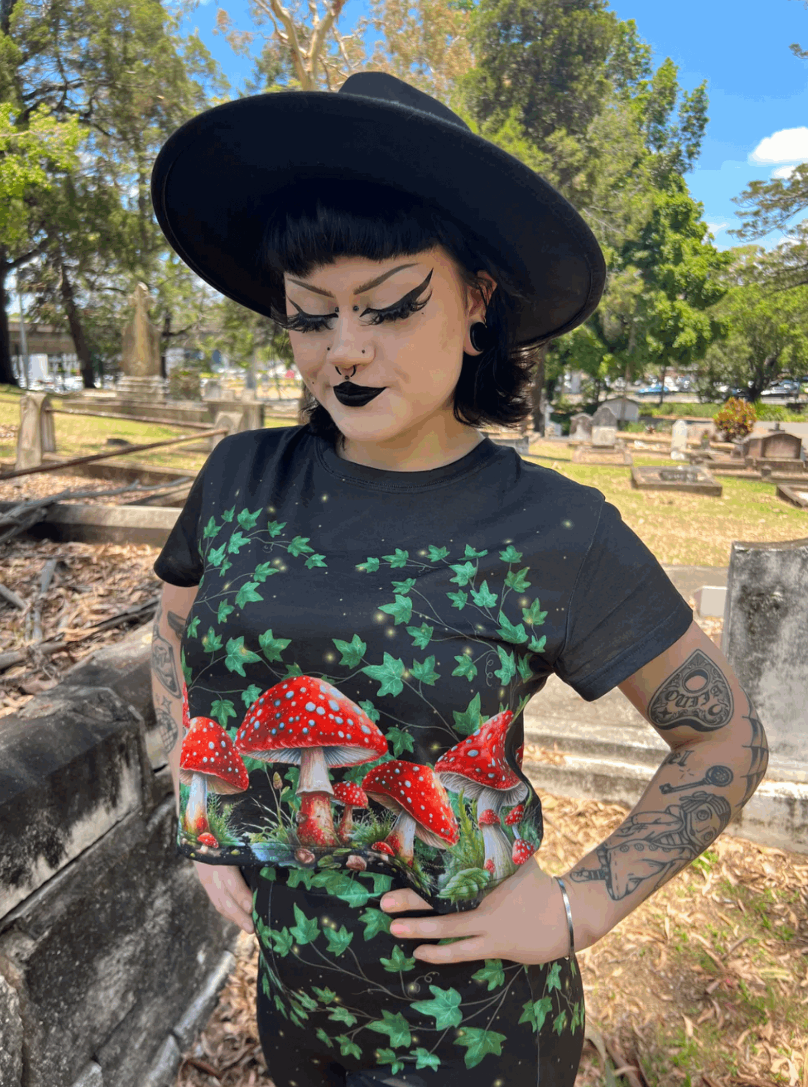 DON'T EAT IT - toadstool and poison ivy Cropped T-shirt